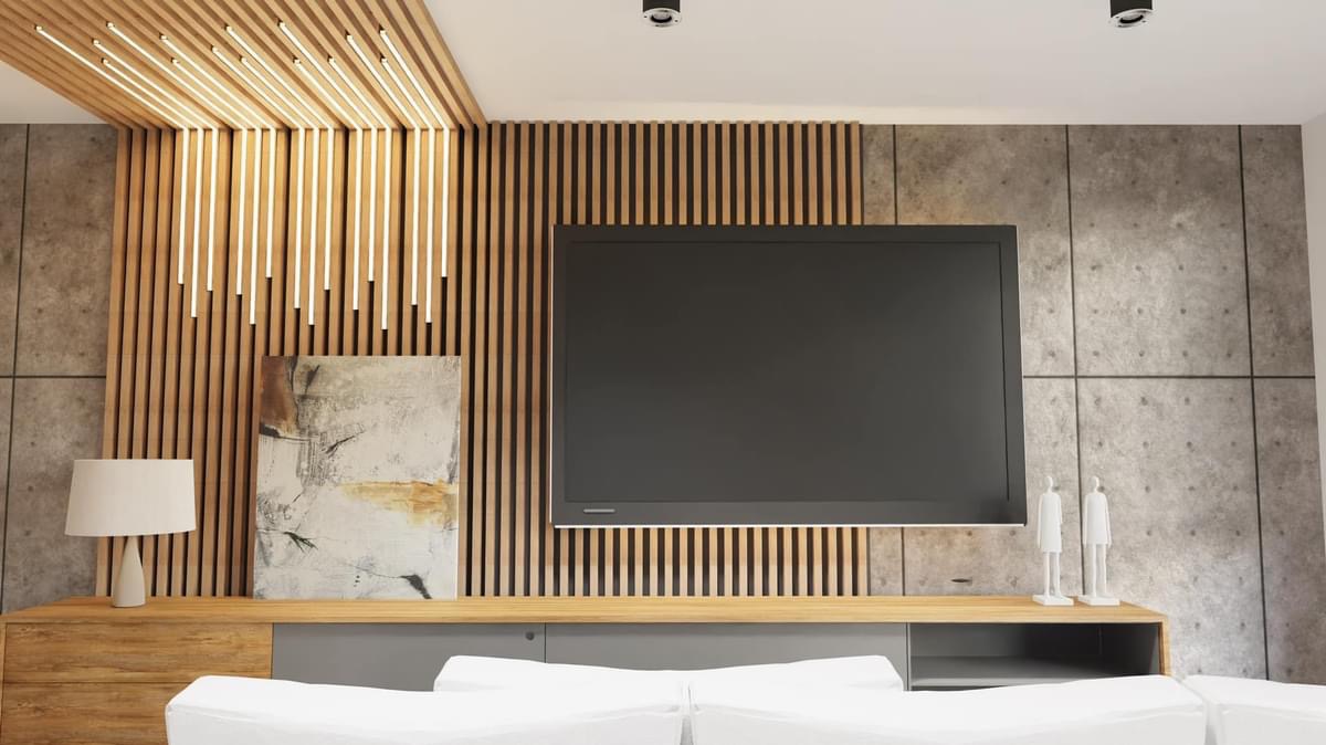 Nowoczesny salon z drewnianą ścianą z pionowych listew i oświetleniem LED, telewizorem na ścianie z betonowych paneli, abstrakcyjnym obrazem i lampą stołową, widok z perspektywy sofy.