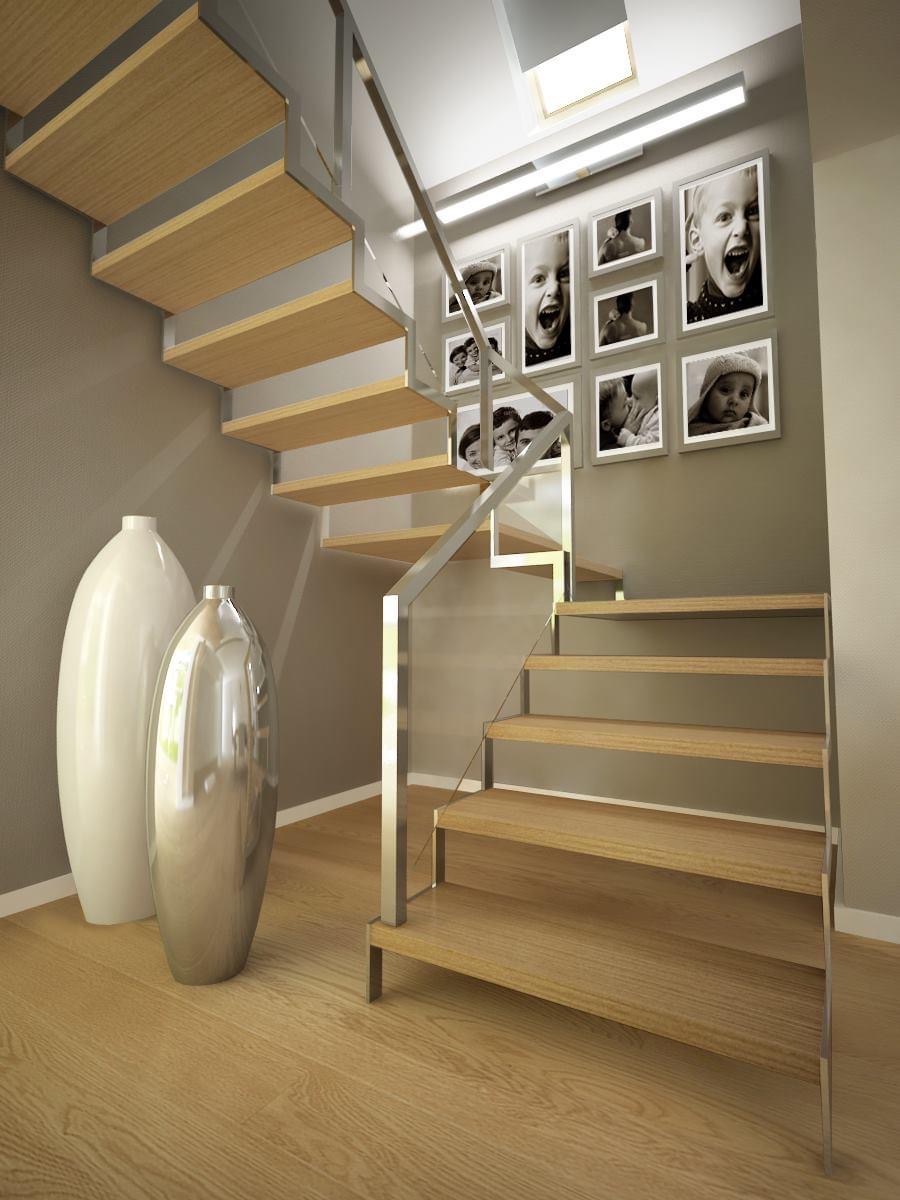 Nowoczesne schody z drewnianymi stopniami i metalową konstrukcją, dekorowane białymi i srebrnymi wazonami oraz galerią czarno-białych zdjęć dziecięcych.