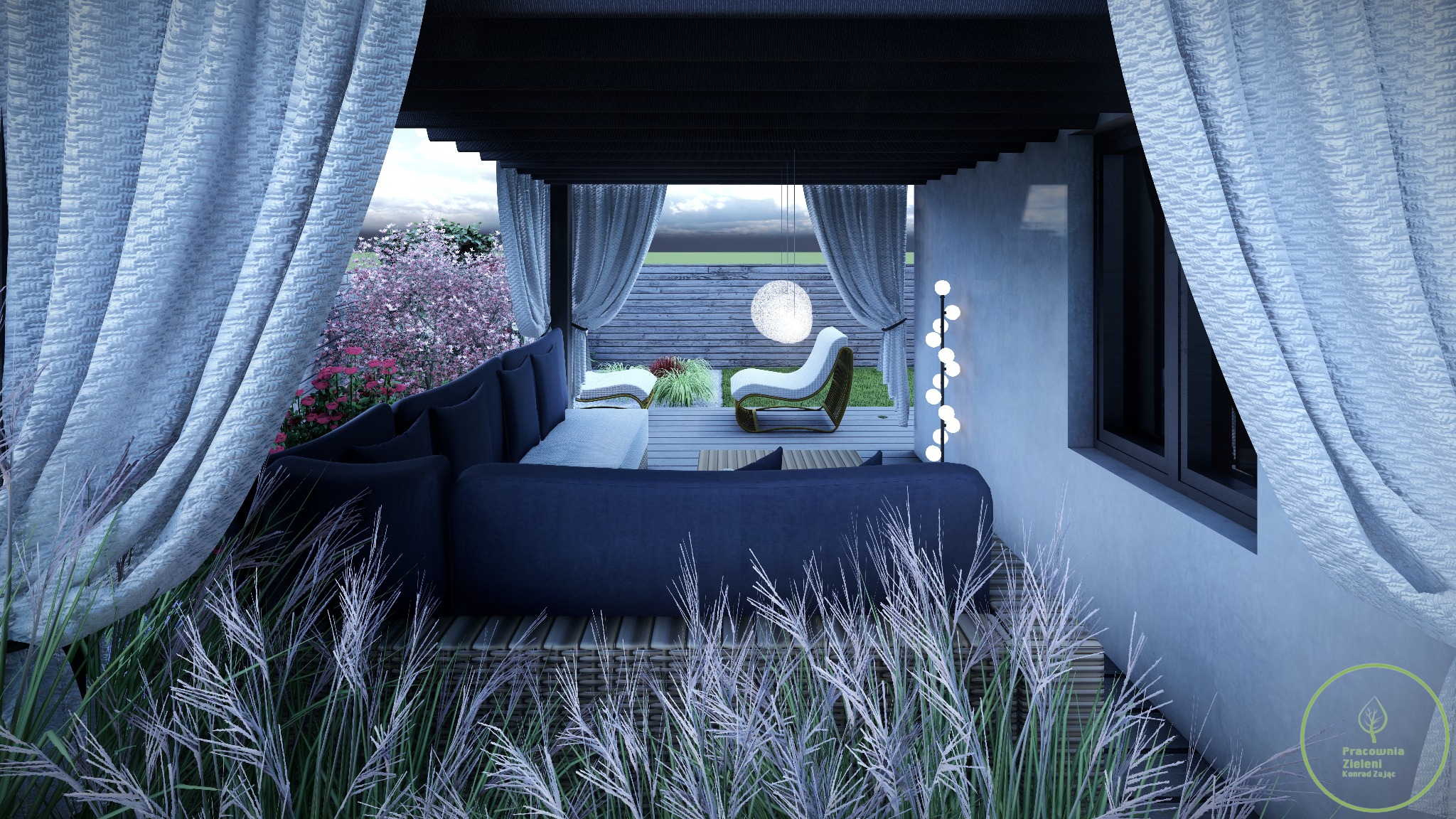 Zadaszony taras z wygodnymi meblami wypoczynkowymi, zasłonami i dekoracyjnym oświetleniem, otoczony roślinnością ozdobną, w tym trawami i kwitnącymi krzewami.