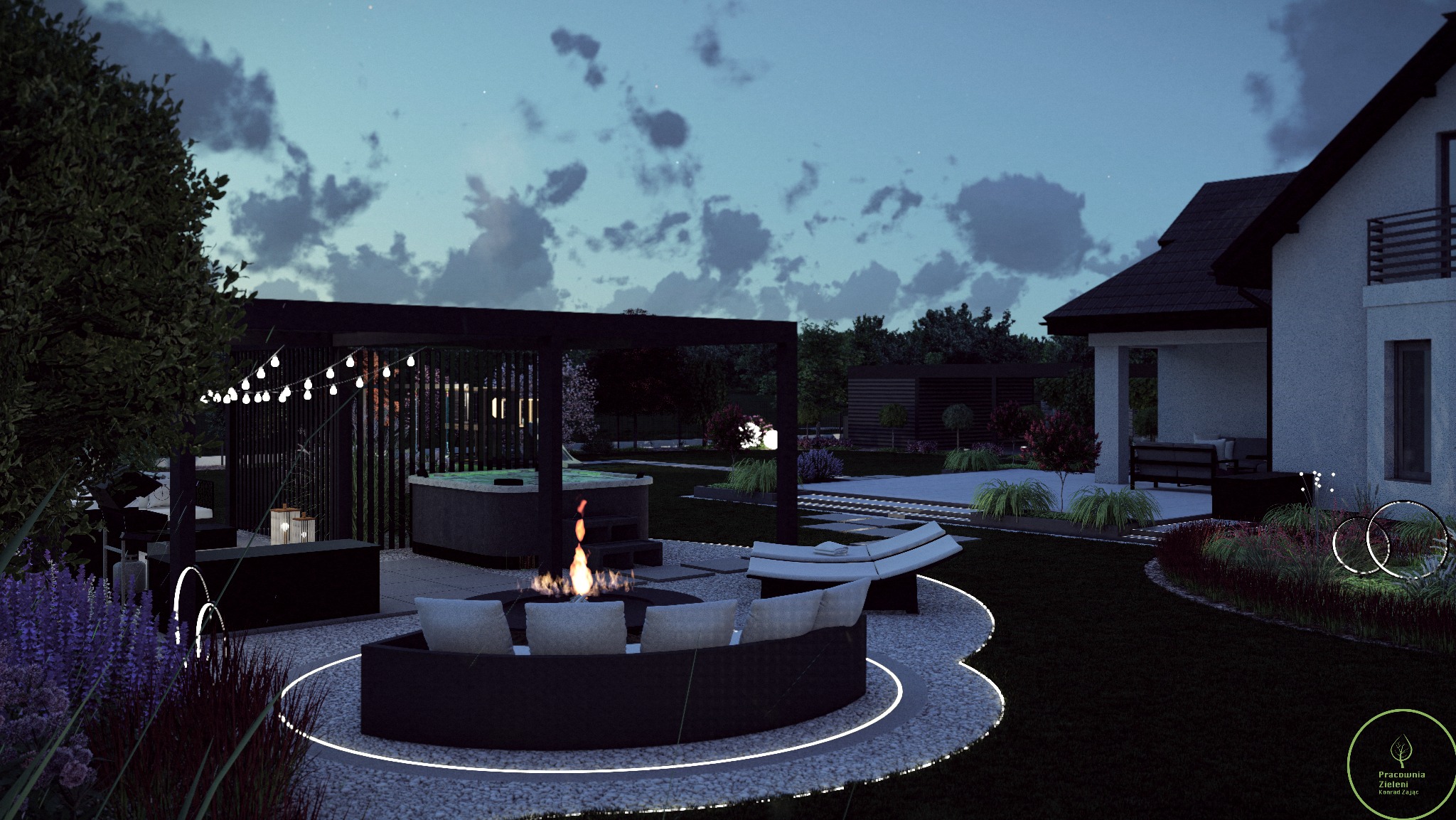 Nowoczesny ogród nocą: palenisko otoczone siedziskami, jacuzzi pod pergolą z girlandą światełek, oświetlone rabaty i trawnik. Dom z tarasem w tle.
