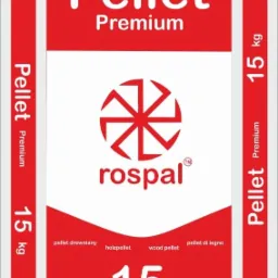 Czerwono-białe opakowanie pelletu drzewnego Rospal Premium 15 kg z logo firmy, informacjami o produkcie i certyfikatami.