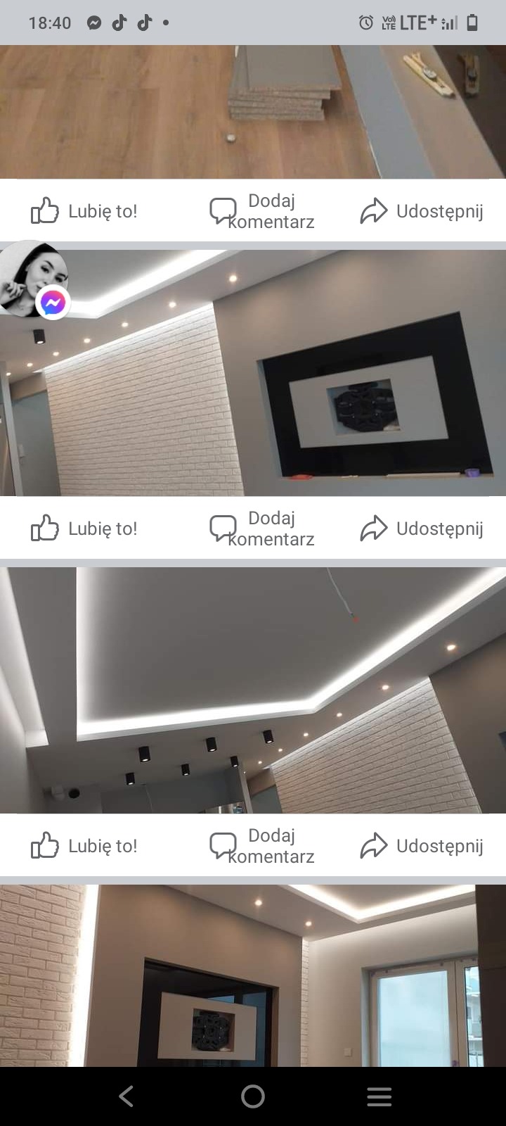 Nowoczesne wnętrze po remoncie: ściana wyłożona białą cegłą, podwieszany sufit z oświetleniem LED, dekoracyjna wnęka z czarną ramą i białym wnętrzem, szare ściany, jasna podłoga.