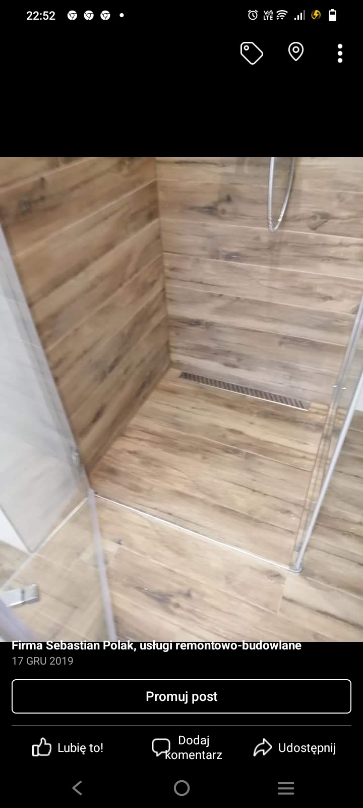 Kabina prysznicowa z odpływem liniowym, wykończona płytkami imitującymi drewno, widok z góry.