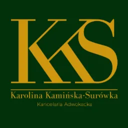 Złote logo Kancelarii Adwokackiej 'KS' Karolina Kamińska-Surówka na ciemnozielonym tle.