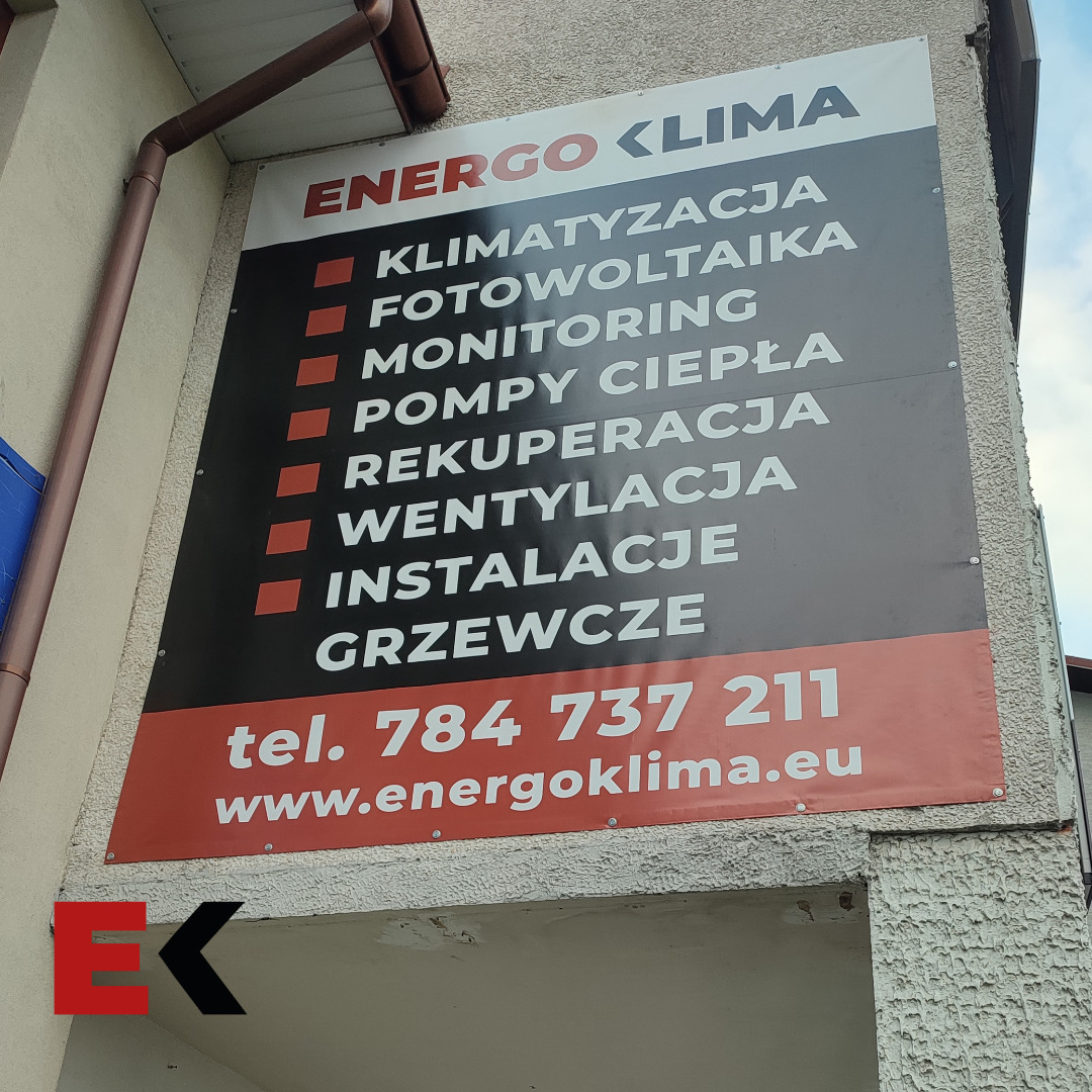 Szyld firmy Energo Klima z ofertą usług: klimatyzacja, fotowoltaika, monitoring, pompy ciepła, rekuperacja, wentylacja, instalacje i ogrzewanie, z numerem telefonu i adresem strony internetowej.