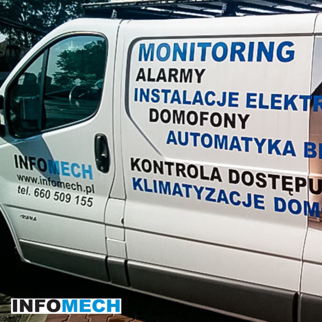 Biały samochód dostawczy firmy INFOMECH z nadrukowanymi usługami: monitoring, alarmy, instalacje elektryczne, domofony, automatyka bram, kontrola dostępu, klimatyzacja do domu oraz danymi...