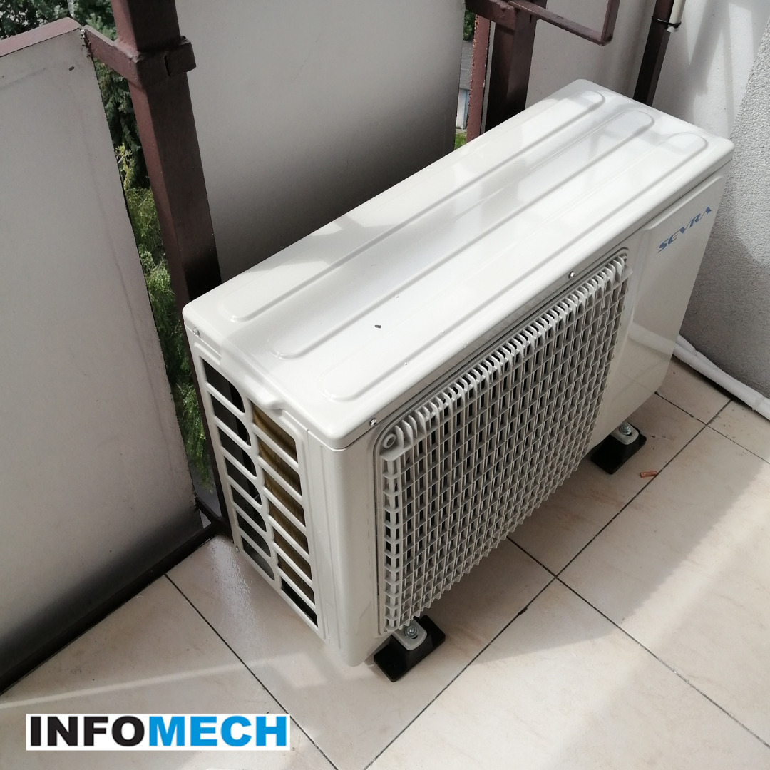 Zewnętrzna jednostka klimatyzatora marki SEVRA, zamontowana na balkonie, widoczna kratka wentylacyjna i czarne podkładki tłumiące drgania.