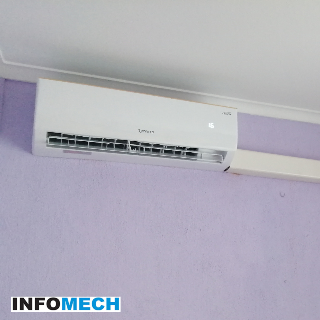 Biała klimatyzacja Rotenso zamontowana na fioletowej ścianie, widoczny wyświetlacz z temperaturą 16 stopni.