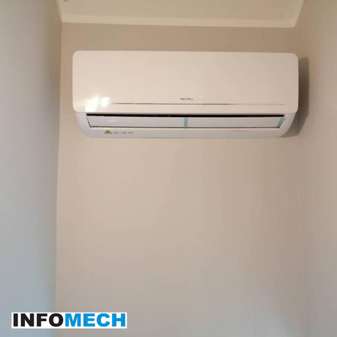 Biała jednostka klimatyzacyjna zamontowana na jasnej ścianie w rogu pokoju, widoczne delikatne cienie i logo SENIRA na urządzeniu.