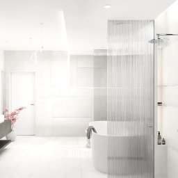 Elegancka, nieoczywista łazienka, zaprojektowana w stylu minimalistycznym, w jasnej tonacji, z dominantą.