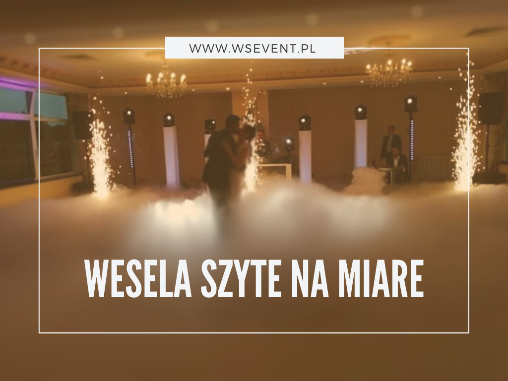 Para młoda tańcząca w chmurze dymu na sali weselnej z fontannami iskier, oświetleniem punktowym i muzykami w tle.