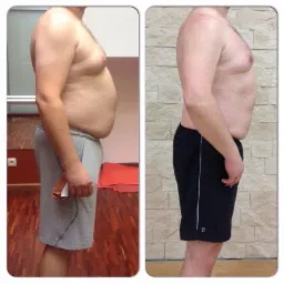 Porównanie sylwetki mężczyzny przed i po treningu: po lewej stronie widoczny brzuch i szare spodenki dresowe, po prawej widoczna poprawa sylwetki i czarne sportowe spodenki z białym paskiem.