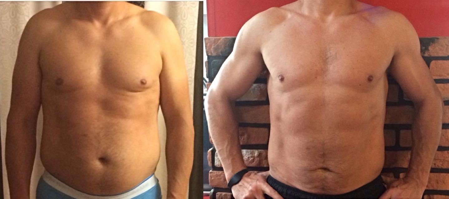 Mężczyzna przed i po transformacji sylwetki, widoczne zmiany w muskulaturze i redukcji tkanki tłuszczowej, na prawym zdjęciu oparty o ceglaną ścianę z zegarkiem na nadgarstku.