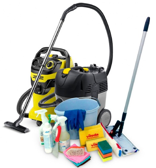Zestaw profesjonalnych narzędzi do sprzątania: dwa odkurzacze przemysłowe Karcher, mop płaski Vileda, wiadro z niebieskimi rękawicami, oraz butelki ze środkami czyszczącymi, gąbki i ściereczki.