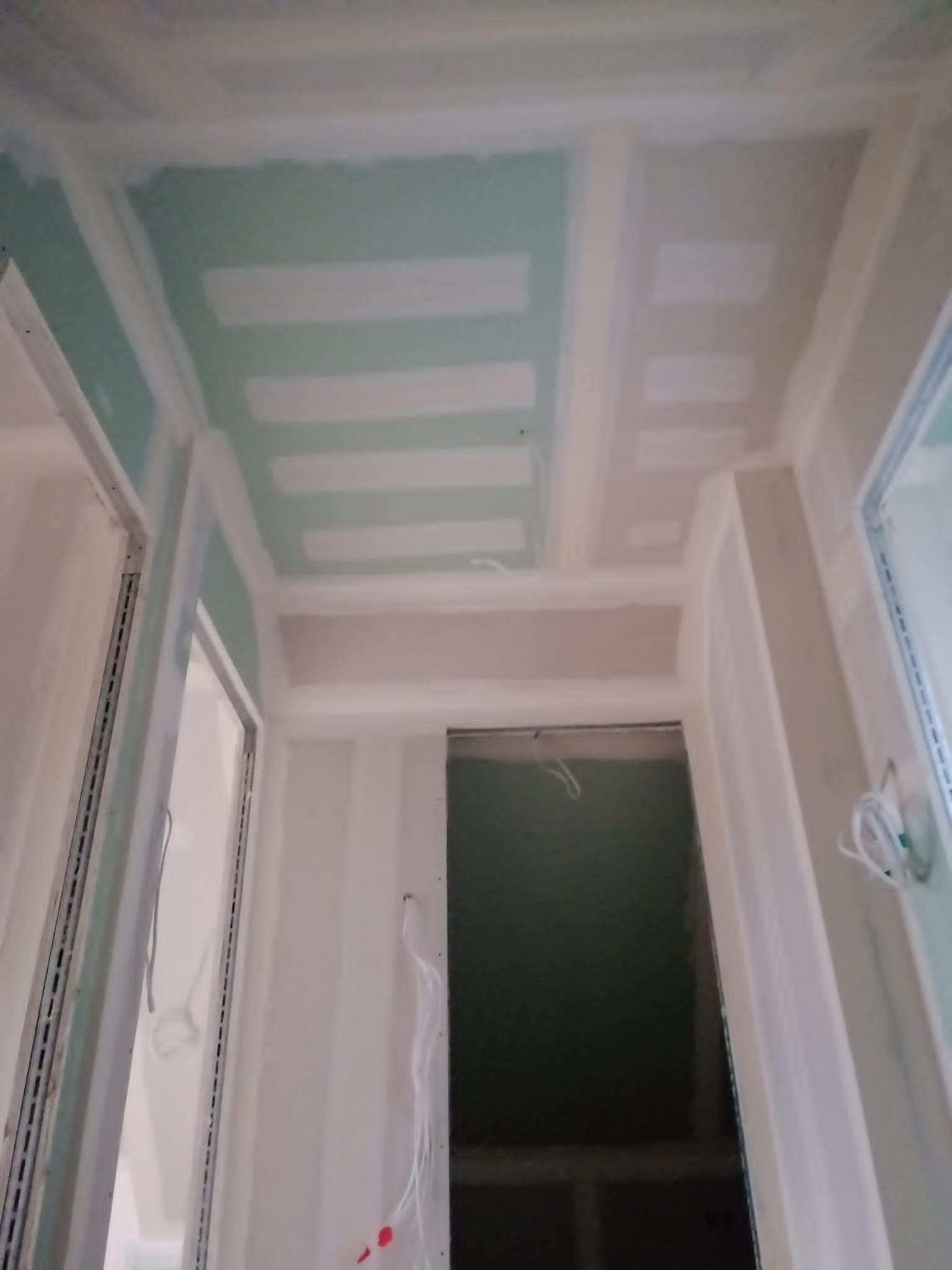 Montaż płyt gipsowo-kartonowych na suficie w Lubinie, widoczne łączenia i szpachlowane fragmenty.