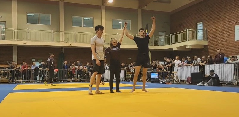 Aktywnie uczestniczymy w zawodach MMA, BJJ i innych sportach i sztukach walki.