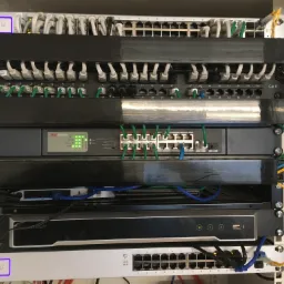 Standardowa szafa teletechniczna w domu jednorodzinnym.