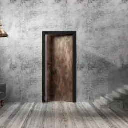 Wnętrze z drewnianą podłogą, szarą ścianą o fakturze betonu, brązowymi lampami wiszącymi, ciemną sofą i drewnianymi schodami ze szklaną balustradą, z centralnie umieszczonymi drzwiami w ciemnej...