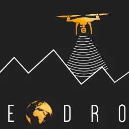 Grafika przedstawia złotego drona nad linią górską, z wiązką fal skierowaną w dół. Pod spodem napis 'GEODRON' z globusem zamiast litery 'O'.