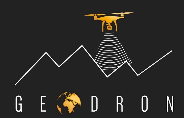 Grafika przedstawia złotego drona nad linią górską, z wiązką fal skierowaną w dół. Pod spodem napis 'GEODRON' z globusem zamiast litery 'O'.