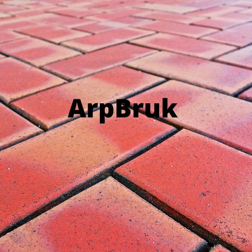 Ułożona czerwono-pomarańczowa kostka brukowa w wzór jodełki, z logo 'ArpBruk' nałożonym na zdjęcie.