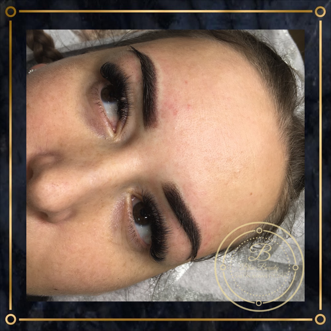 Zbliżenie na twarz kobiety po zabiegu przedłużania rzęs, widoczne gęste, ciemne rzęsy i wyregulowane brwi.