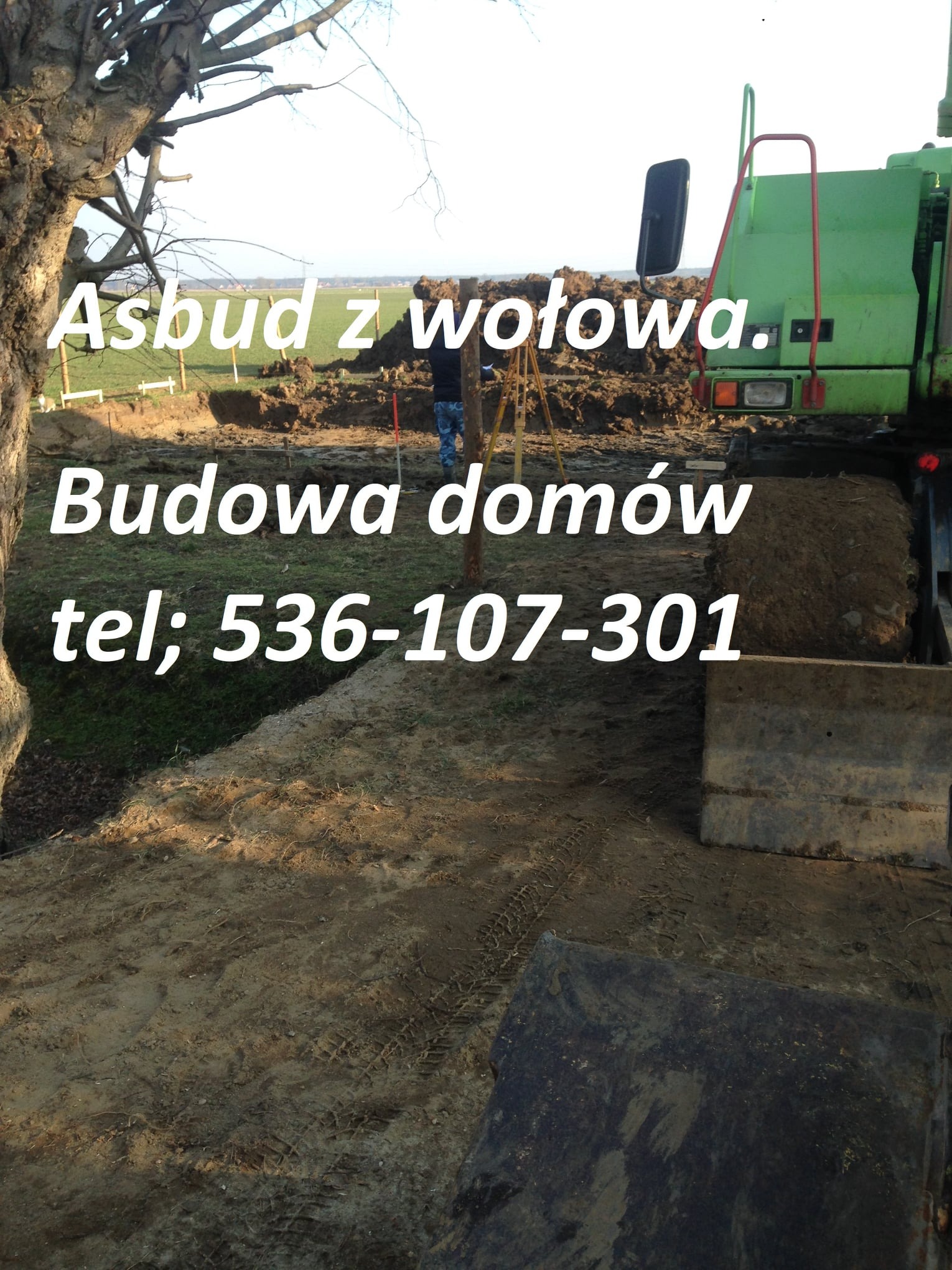 Fundamenty pod budowę domu, wykopane ziemią, zielony traktor z tyłu, niwelator laserowy ustawiony w oddali, reklama firmy nałożona cyfrowo na zdjęcie.