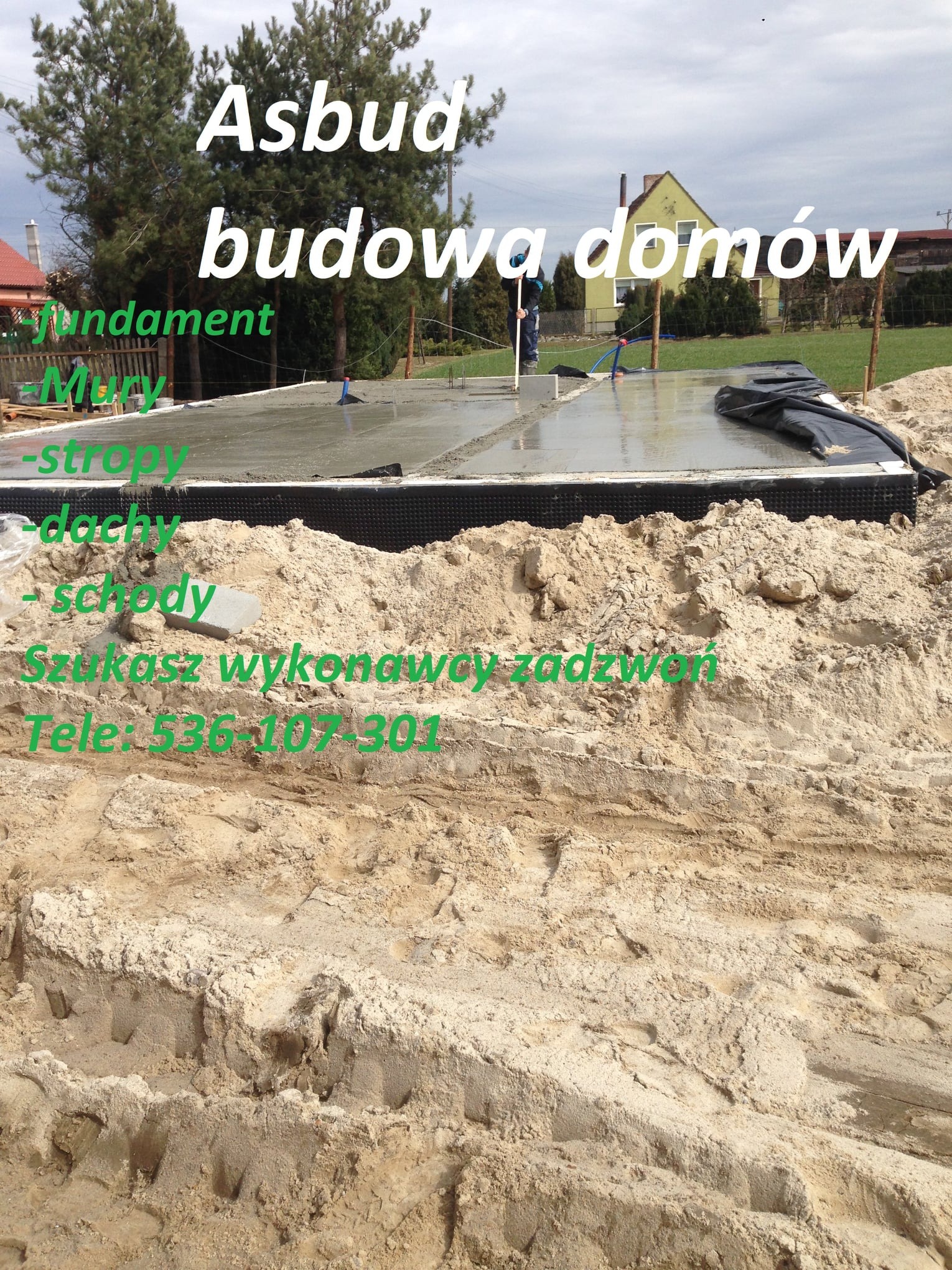 Wylany fundament pod budowę domu jednorodzinnego, widoczne prace betoniarskie i przygotowanie terenu, w tle dom mieszkalny.