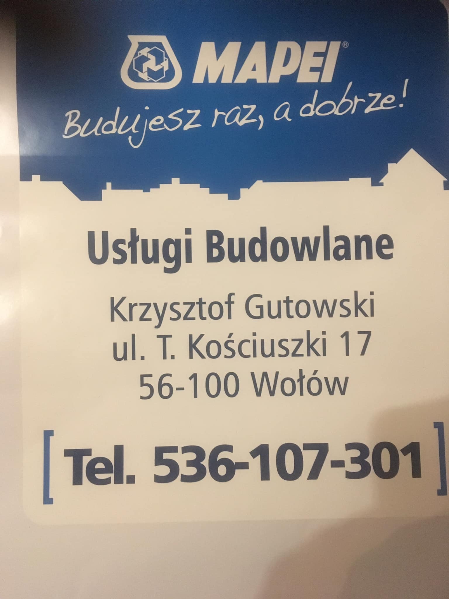 Tablica reklamowa firmy budowlanej Krzysztof Gutowski z Wołowa, promująca usługi budowlane z logo MAPEI i hasłem 'Budujesz raz, a dobrze!'