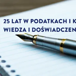 Notatnik z napisem '25 lat w podatkach i kontroli, wiedza i doświadczenie' oraz pióro wieczne na drewnianym biurku.
