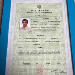 Skan świadectwa uzyskania tytułu zawodowego dekarza, oprawiony w niebieską ramkę, z datą wystawienia 9 maja 2008 roku w Bydgoszczy, zawierający zdjęcie Piotra Karabasza.