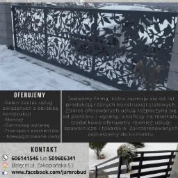 Metalowa brama wjazdowa z ażurowym wzorem liści na tle zimowego krajobrazu, z logo firmy JAMRO i danymi kontaktowymi w górnej części zdjęcia.