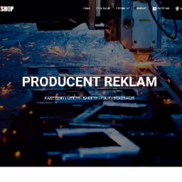 Maszyna CNC wycinająca metalową literę z iskrami, widoczny napis 'PRODUCENT REKLAM' na tle, strona internetowa firmy.