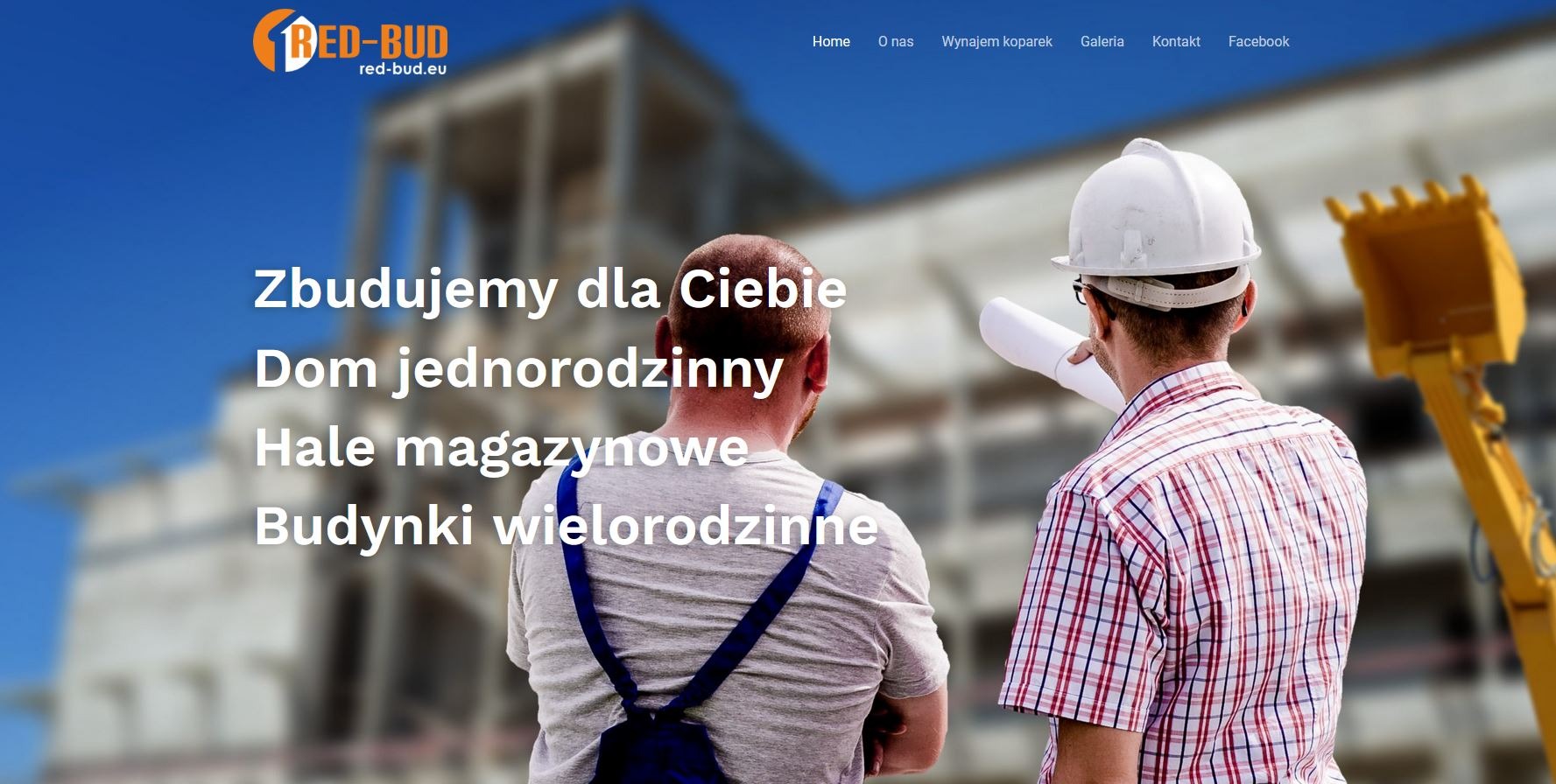 Mężczyźni w strojach roboczych, jeden w kasku, analizują plany na tle niedokończonego budynku i koparki, widoczne logo firmy budowlanej w rogu.