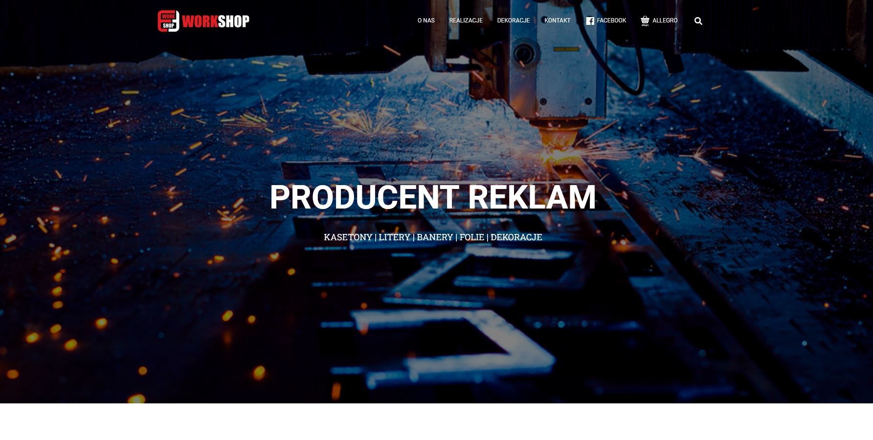 Maszyna CNC wycinająca metalową literę z iskrami, widoczny napis 'PRODUCENT REKLAM' na tle, strona internetowa firmy.