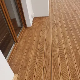 Nowy taras z desek ryflowanych, ułożony przy białej ścianie budynku z oknem balkonowym, widok z góry pod kątem.