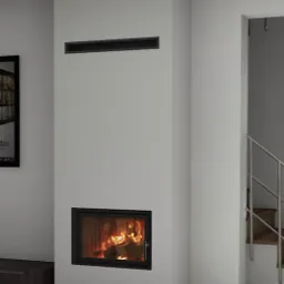 Nowoczesny kominek w zabudowie z trzema czarnymi kratkami wentylacyjnymi, płomienie widoczne za szybą, schody z metalową barierką w tle.