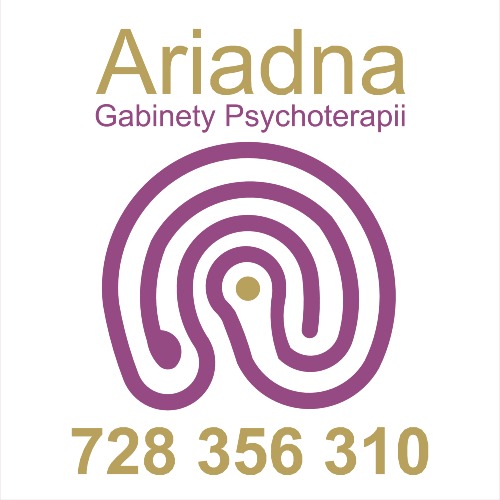 Logo Gabinetów Psychoterapii Ariadna w Krakowie, przedstawiające fioletowy labirynt z złotym punktem w centrum, nad napisem 'Ariadna Gabinety Psychoterapii' i numerem telefonu zapisanym złotą...