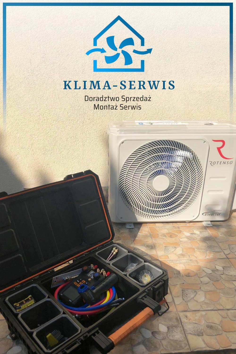 Zewnętrzna jednostka klimatyzacji Rotenso Inverter obok otwartej skrzynki narzędziowej z manometrami i przewodami na tle ściany i terakoty.