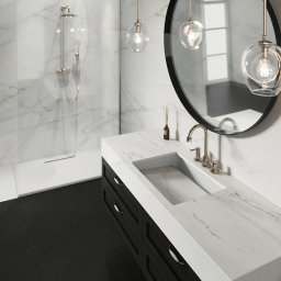 Łazienka w gresie wielkiego formatu imitującym biały marmur wraz  z umywalką z tego samego materiału 