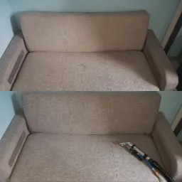 Beżowa kanapa przed i po czyszczeniu, widoczne plamy na górnym zdjęciu i brak plam na dolnym zdjęciu, na którym widać dyszę odkurzacza piorącego.