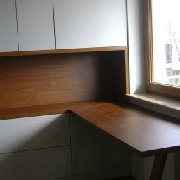 Alfa Producent mebli - Białe szafki z drewnianym blatem roboczym narożnym, dopasowane do okna, widok z dołu