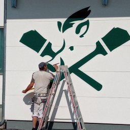 malowanie loga firmy od szablonu.