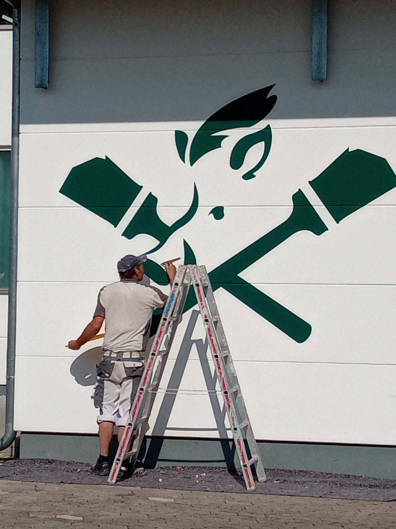 malowanie loga firmy od szablonu.