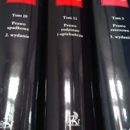 Grzbiety trzech tomów Systemu Prawa Prywatnego Radwańskiego, wydawnictwa C.H. Beck: Prawo spadkowe (Tom 10, wydanie 2), Prawo rodzinne i opiekuńcze (Tom 11) oraz Prawo rzeczowe (Tom 3, wydanie 3).