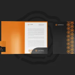 Zestaw materiałów firmowych: teczka pomarańczowa, papier firmowy, wizytówki i torba reklamowa w kolorach pomarańczowo-czarnych, z logo firmy 'Living'.