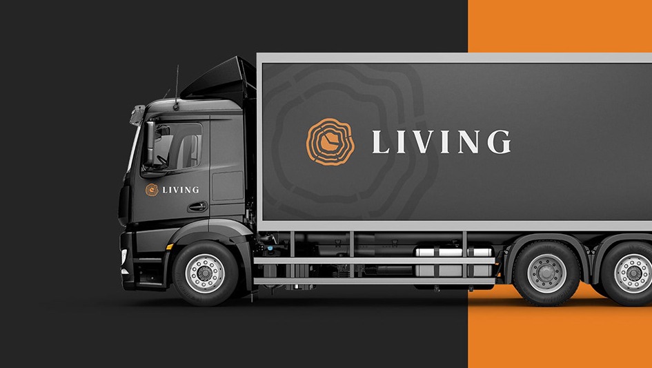 Ciężarówka w barwach firmy z logo w kształcie przekroju pnia drzewa i napisem LIVING, prezentowana na czarno-pomarańczowym tle.