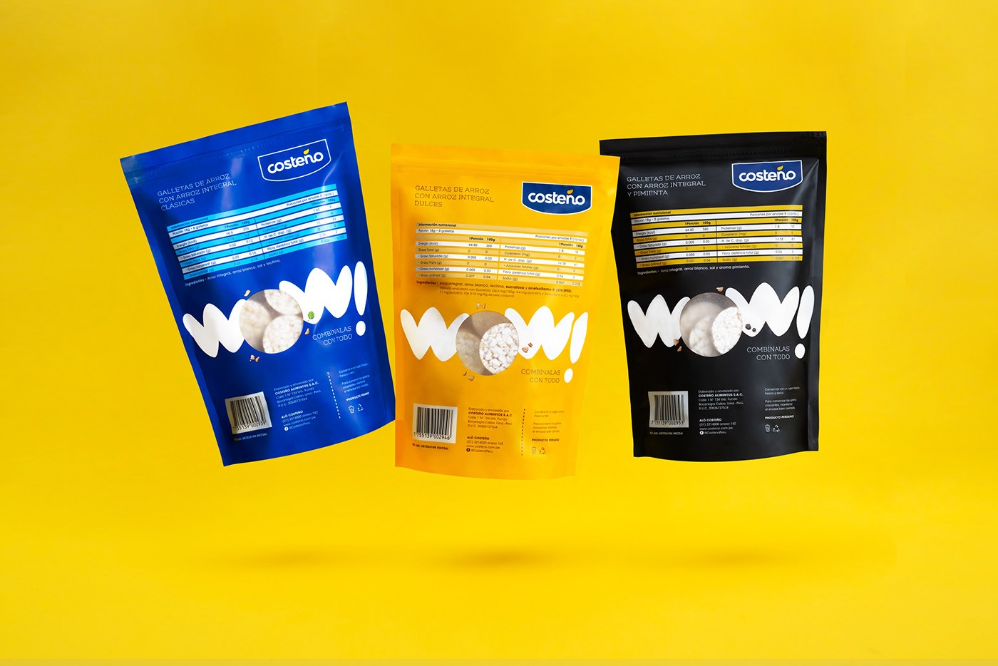 Trzy opakowania wafli ryżowych Costeño w kolorach niebieskim, żółtym i czarnym, unoszące się na jaskrawożółtym tle. Każde opakowanie ma okienko z widocznymi wafelkami i napis 'WOW! COMBINALAS CON...