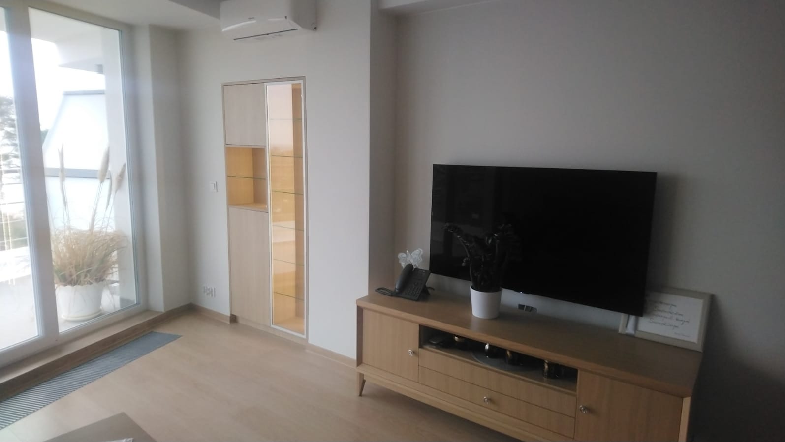 Witrynka z podświetleniem. Projekt indywidualny