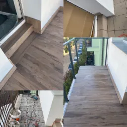 Montaż drewnopodobnych płytek na balkonie, widok na etapy prac: przygotowanie podłoża, ułożone płytki na schodach i gotowa powierzchnia z balustradą. Płytki ułożone w jodełkę.